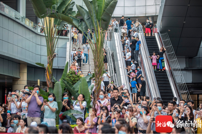 活动现场吸引大批市民。记者 刘洋 摄