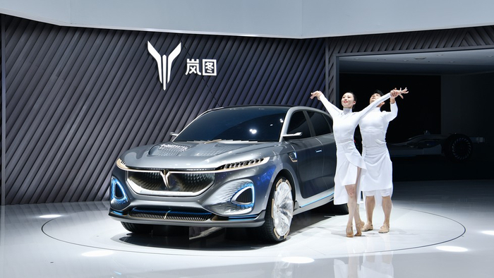 岚图首款量产概念车——岚图 iFree亮相北京车展 吴杨/摄