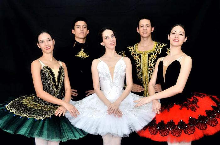 图为三亚吉普西芭蕾学校的五位古巴舞蹈老师。图片由受访者提供