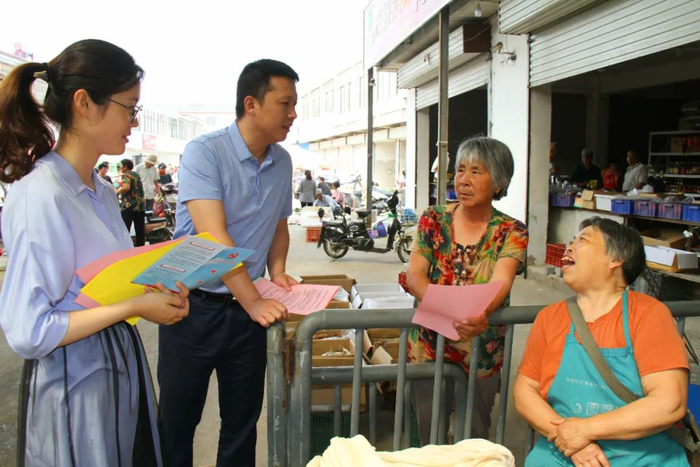 图为江苏省灌南县纪委监委信访室同志在向居民了解相关信访问题线索。