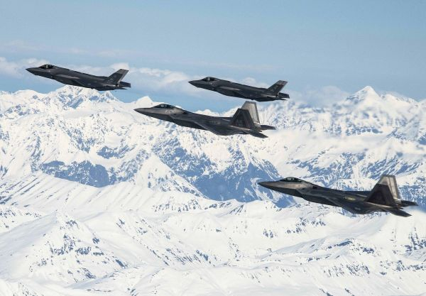 资料图片：2020年5月，美空军F-35A与F-22隐身战机组成联合编队在阿拉斯加州巡航。（美空军官网）