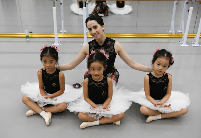 来自古巴的芭蕾舞老师吉普西与她的中国学生合影。新华社记者 黄顺达 摄