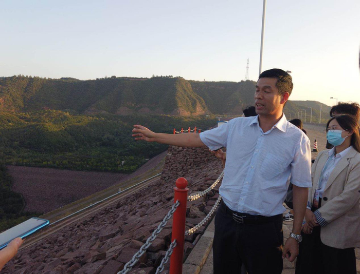 小浪底水利枢纽管理中心工程师张建生向采访团介绍小浪底概况。中国网信网 赵雅琪 摄