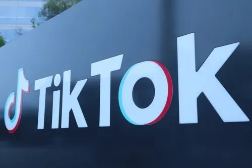 这是8月21日在美国加利福尼亚州洛杉矶县卡尔弗城拍摄的TikTok公司标志。新华社发