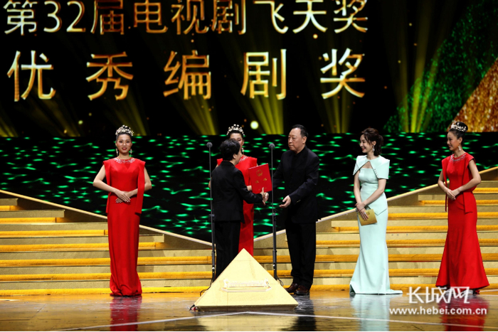 演员倪大红、陈数为马继红颁发优秀编剧奖。“飞天奖”“星光奖”颁奖典礼活动新闻中心 供图