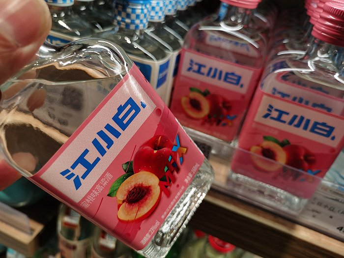 蜜桃味江小白（图片来源：视觉中国）