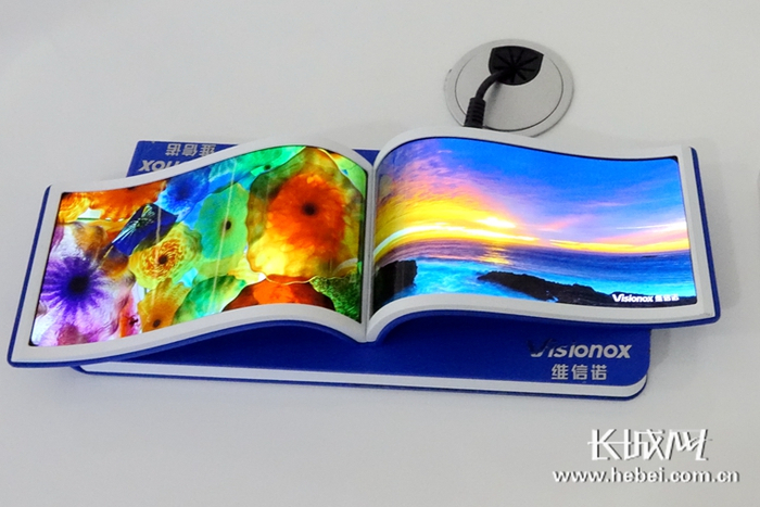 维信诺柔性电子书显示效果明亮艳丽。记者 李代姣 摄