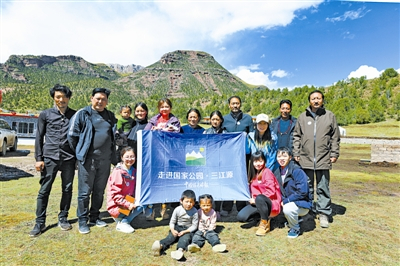 采访团来到杂多县昂塞乡年都村，与生态管护员丹增一家合影。宋平摄