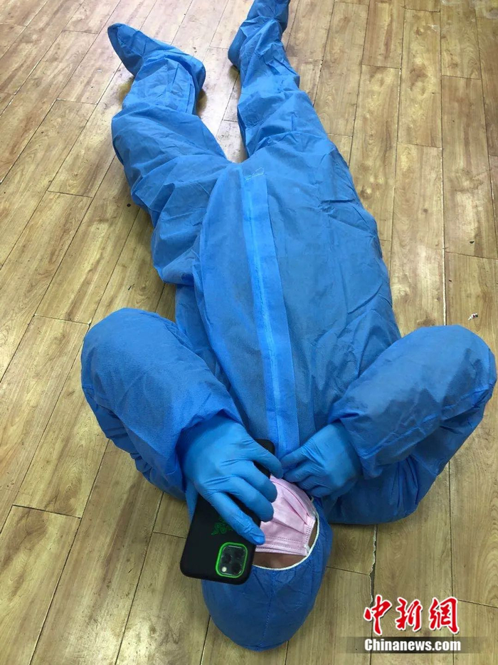 资料图：社区干部腰部疼痛难忍躺在地上处理工作 李维明 摄