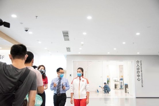 图说：奥运冠军何姿参观厦心医院。