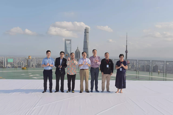 创作开始前，嘉宾为徐庆华鼓劲（徐勇摄影）