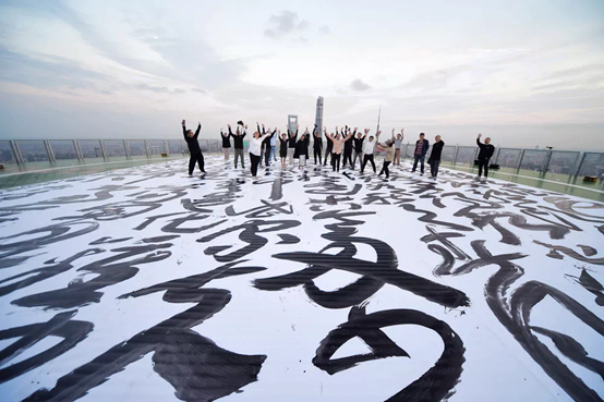 徐庆华和工作人员欢呼创作成功（徐勇摄影）