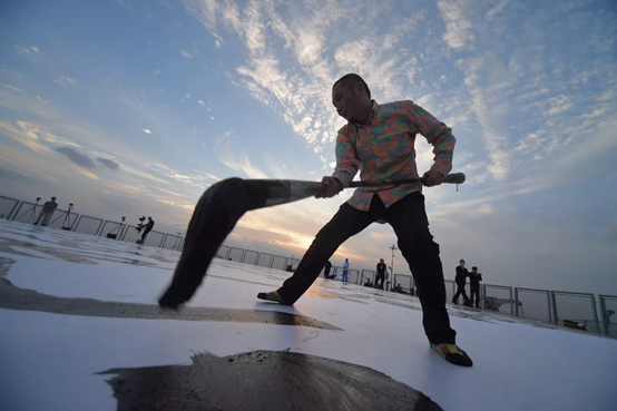 徐庆华在创作（徐勇摄影）