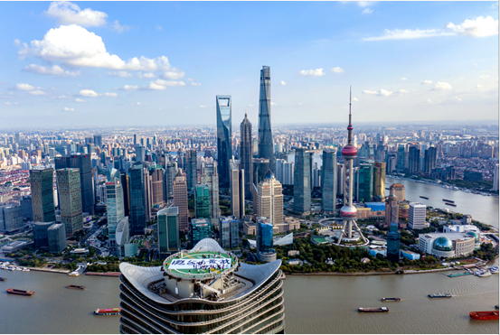 白玉兰广场与陆家嘴隔江相望（徐勇摄影）