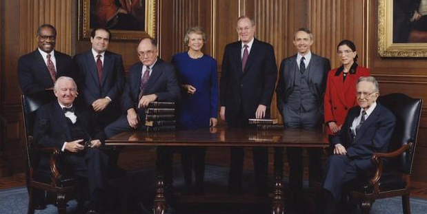 金斯伯格刚进美国最高法院时，9位大法官的合影。视频截图