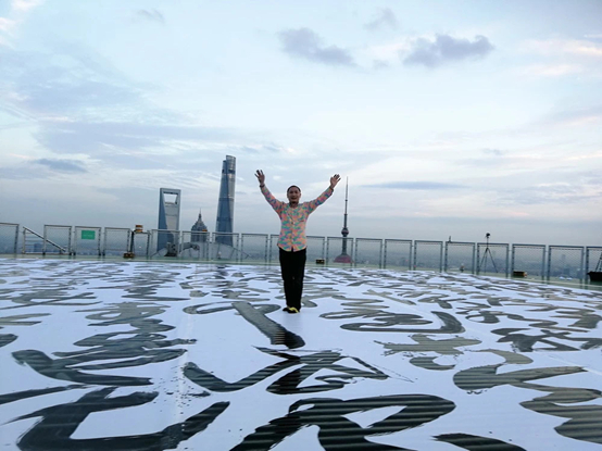 创作结束后，徐庆华站在作品上（若斋摄影）