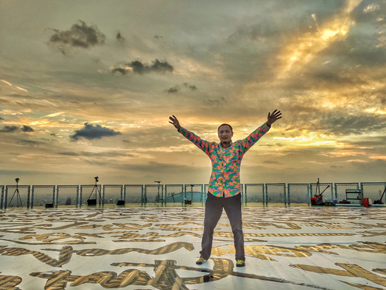 徐庆华站在作品上（凌凌摄影）