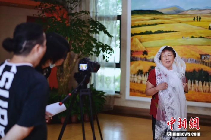 施奶奶拍摄花絮。上海杨浦区福利院供图