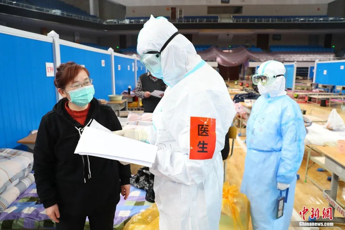 资料图：3月10日，武昌方舱医院休舱前医护人员核对患者信息 张畅 摄