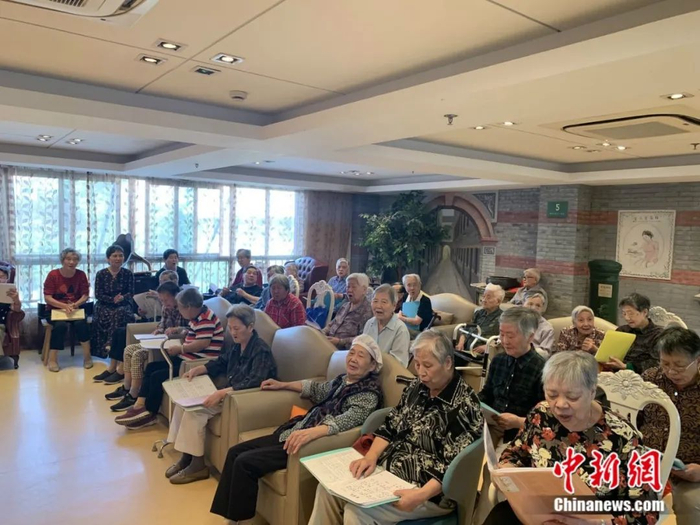 老人们正在上音乐课 李秋莹 摄