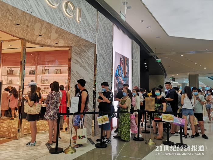 图：三亚海棠湾免税购物中心奢侈品店门口排起了长龙（高江虹/摄）