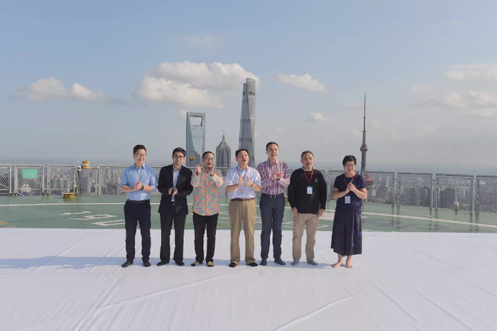 创作开始前，嘉宾为徐庆华鼓劲