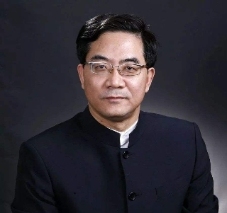 图说：世界心脏联盟常务理事，中国医师协会心血管内科医师分会会长，中国心血管健康联盟主席，复旦大学附属中山医院心内科主任葛均波院士