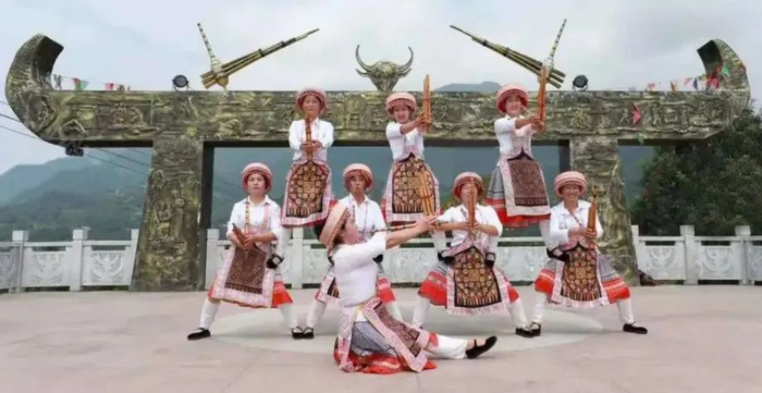 苗族姑娘身着苗族盛装，载歌载舞。袁付刚供图