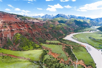 白垩纪丹霞地质景观和奔腾的澜沧江，增添了昂赛大峡谷独特的魅力。王飞航拍