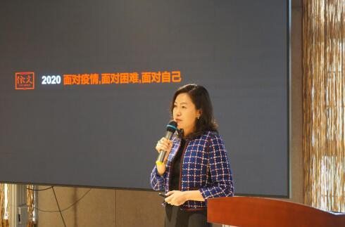 依文集团副总裁 商学院院长 温巍