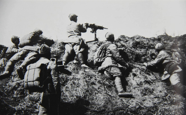  百团大战将《论持久战》的思维理念和灵活制敌的战争方略发挥得淋漓尽致。图为百团大战中的我军机枪阵地。