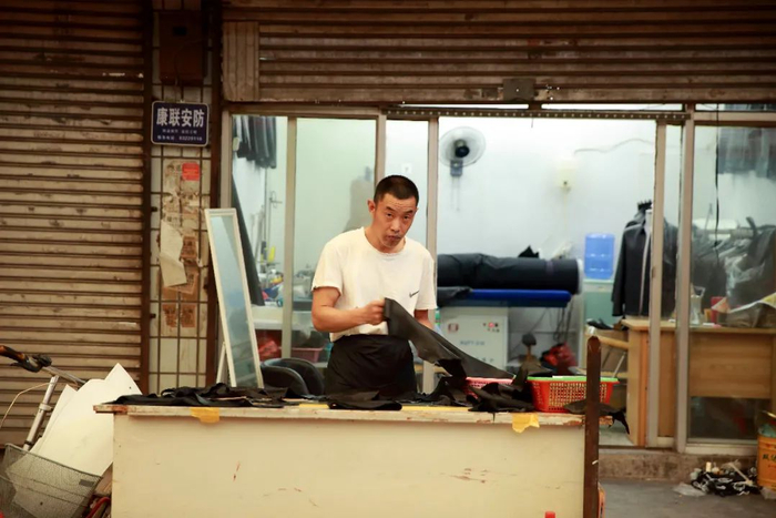 辛集的老皮革商业城生意冷清，但老商户们都记得23年前发生在附近的抢劫案（张雷 摄）