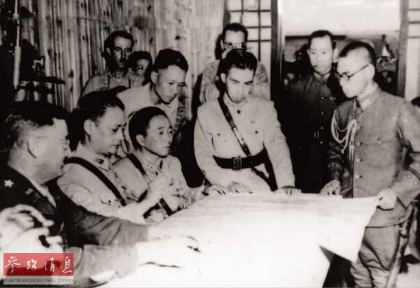 资料图片：在芷江受降仪式上，日方献交侵华日军兵力部署图。（资料图片）