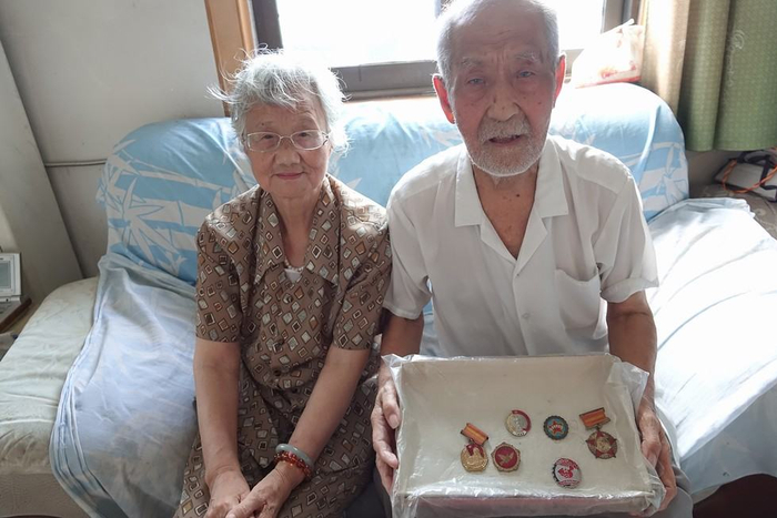 东风抗战老兵师新凯（右）夫妇 朱江/摄