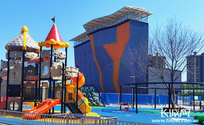 活力广场内攀岩区及儿童趣味运动区。