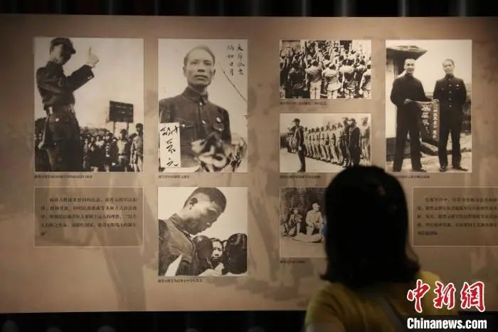 市民参观上海四行仓库纪念馆，了解这段悲壮历史。　张亨伟 摄