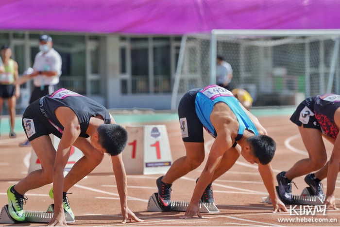 准备起跑的运动员。长城网记者 高祎男 摄
