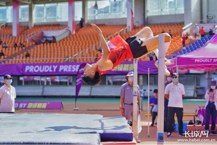 正在进行跳高比赛的运动员。长城网记者 肖雯 摄