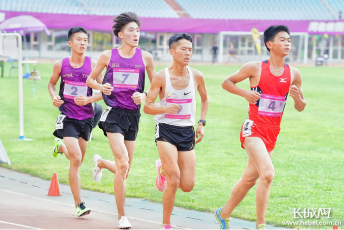 男子10000米比赛中的河北省优秀运动员董刘硕（左一）、王梓翔（左二）。长城网记者 段美嘉 摄