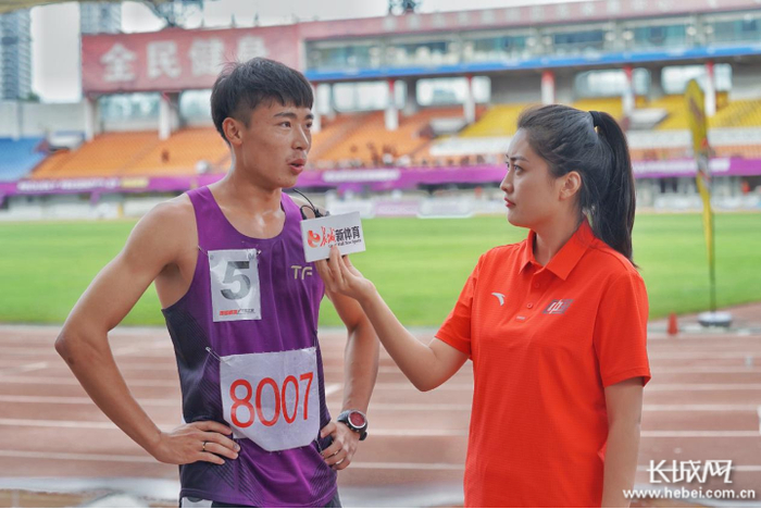 刚刚获得男子1500米冠军的迟宝江接受记者采访。长城网记者 高祎男 摄