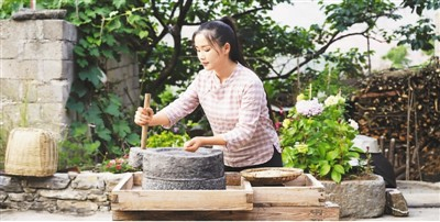 “滇西小哥”在家中劳作。受访者供图