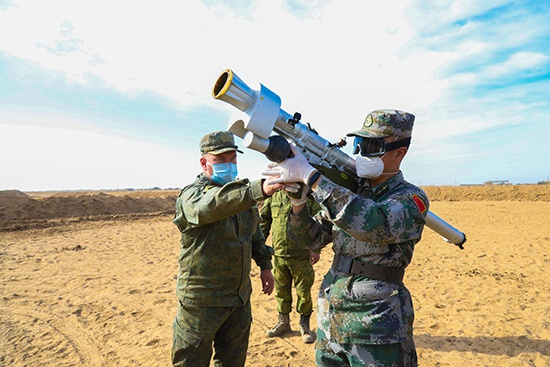 俄军指导我军参演官兵操作防空导弹。
