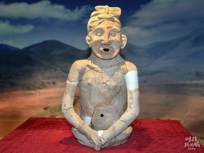 △这是修复后的整身红山文化陶人，人像通高55厘米。这尊写实人像距今约5300年，是中华五千年文明的一个实证。