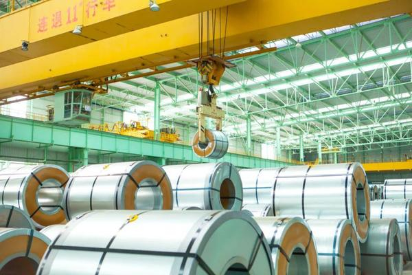 △成品库内行车正在进行钢卷吊装发货