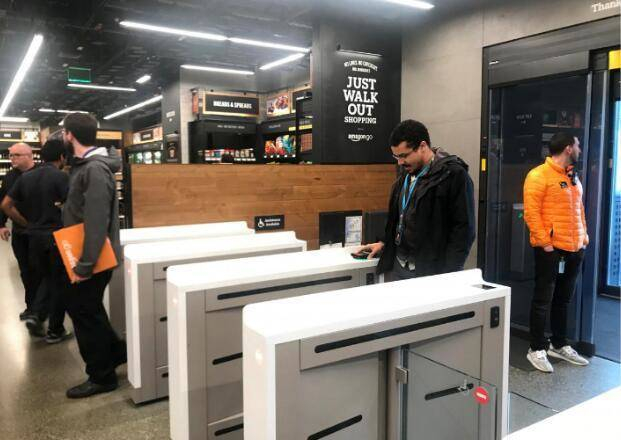 ▲Amazon Go无人便利店原本采用的通过扫描手机二维码进店方式