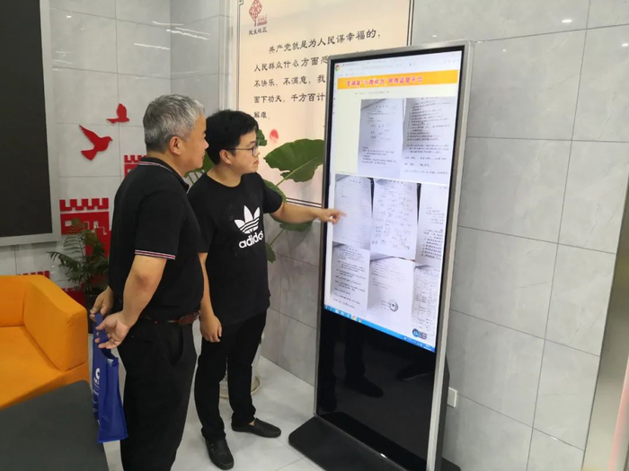 芜湖市湾沚区湾沚镇民主社区居民使用“小微权力”网络监督平台查看社区事务