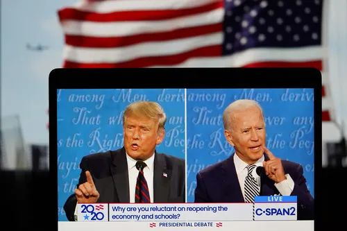 9月29日，在美国弗吉尼亚州阿灵顿拍摄的视频画面显示，美国总统特朗普（左）与美国民主党总统候选人拜登在俄亥俄州克利夫兰市参加2020年美国大选第一场总统候选人辩论。新华社记者 刘杰 摄