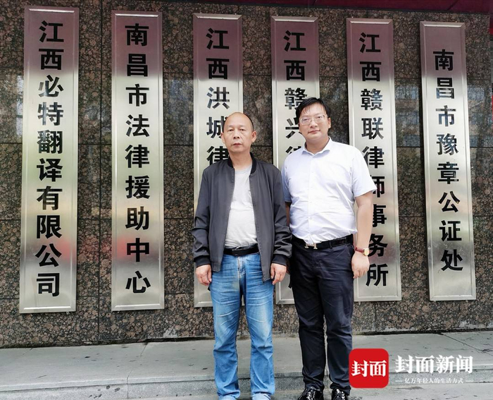 劳荣枝家属（左）和周兆成律师（右）