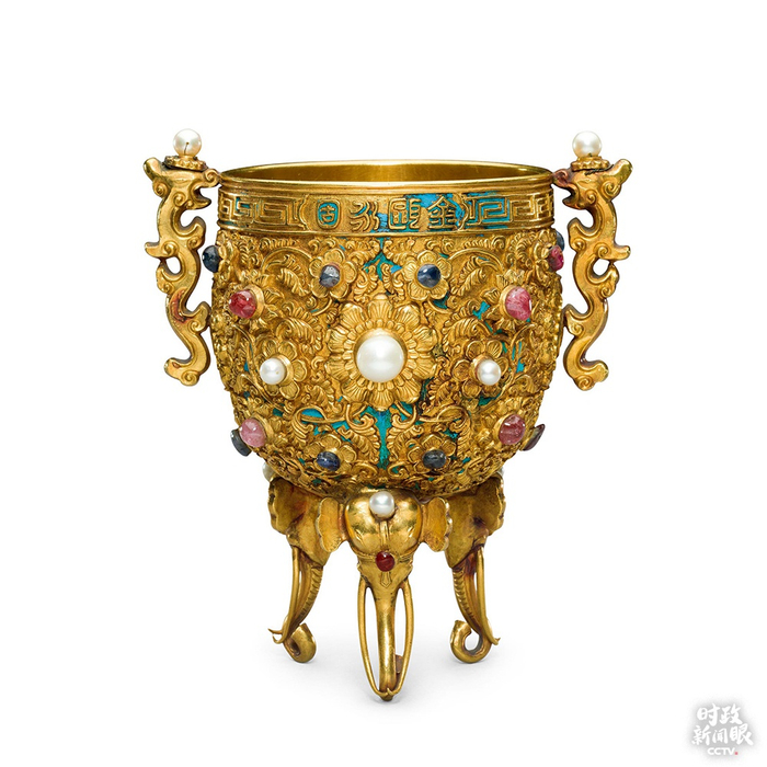 △正在故宫博物馆展出的金嵌珠宝金瓯永固杯，通体以点翠为地，造型优美。（来源于故宫博物院官网）