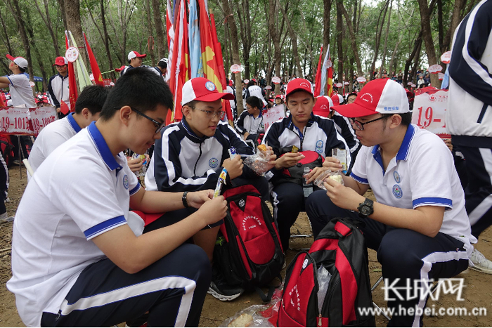 学生们在宿营地就餐。长城网记者 胡竞文 摄